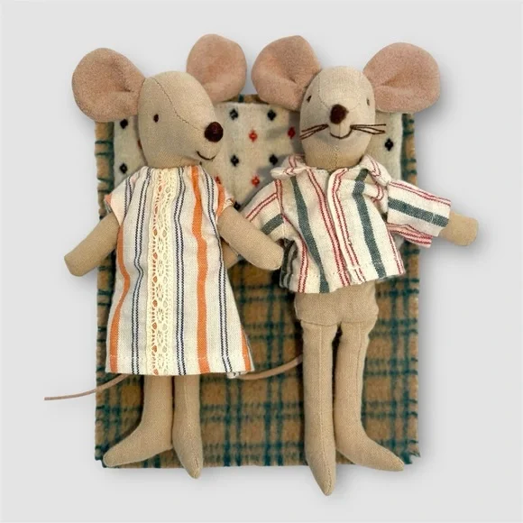 MAILEG RETIRED IN 2017 MUM AND DAD MICE SET IN PAJAMAS Rare Collectible Pair - Picture 3 of 4